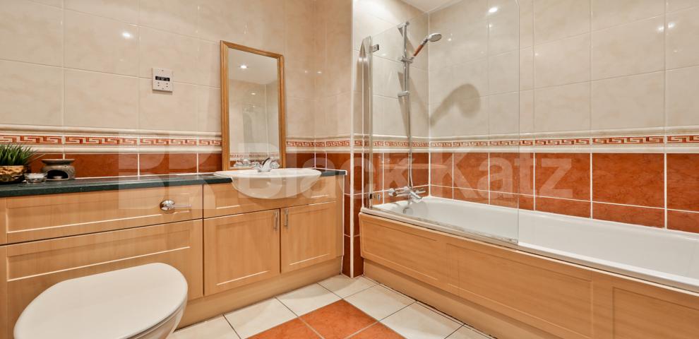 			LET  , 2 Bedroom, 2 bath, 1 reception Apartment			 Kittiwake Court.Great Dover Street , Borough/London Bridge